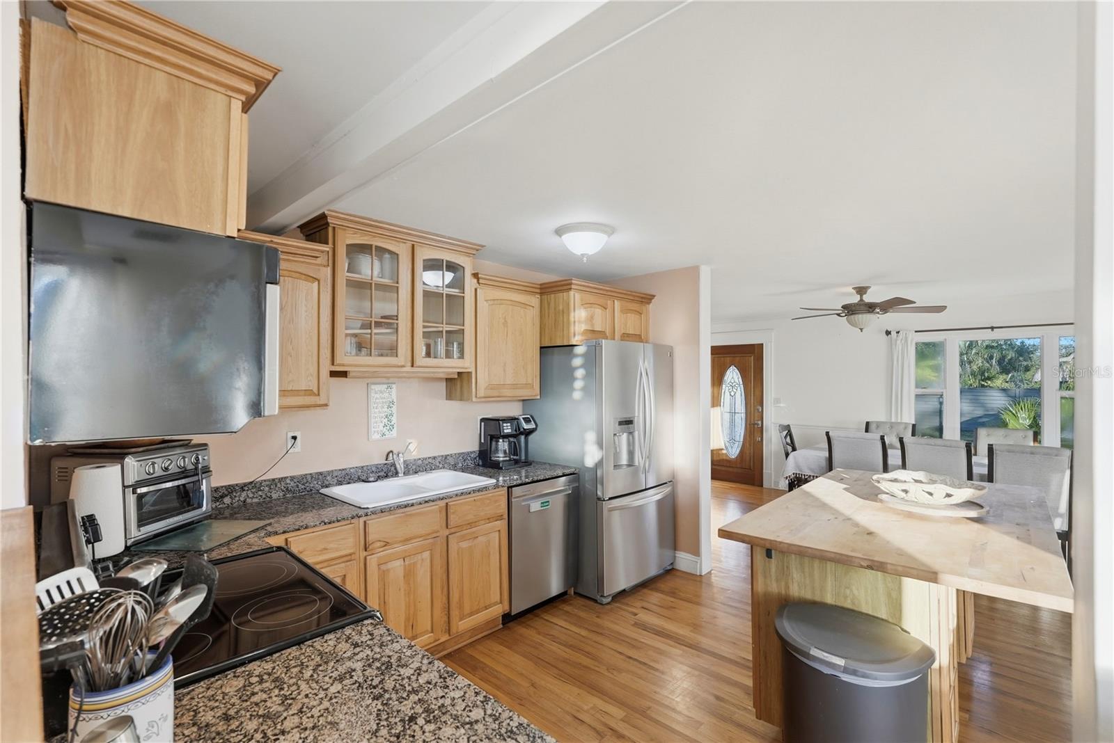 Listing photo id 8 for 7331 Demens Drive S