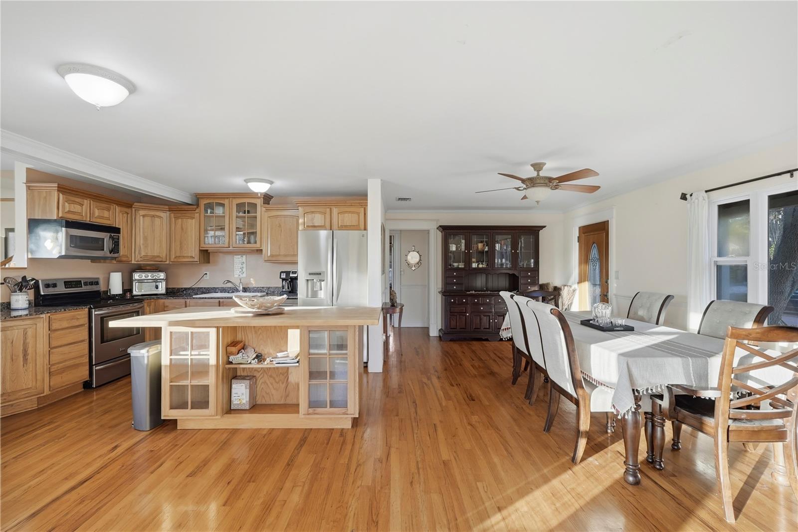 Listing photo id 10 for 7331 Demens Drive S