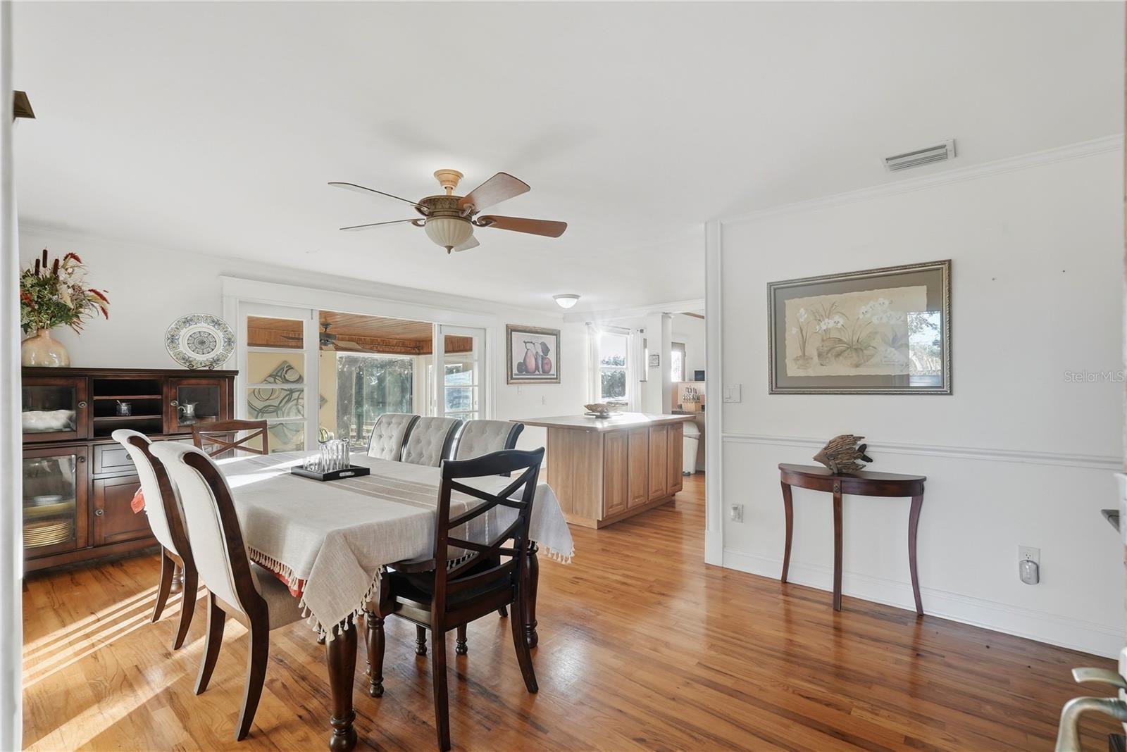 Listing photo id 11 for 7331 Demens Drive S