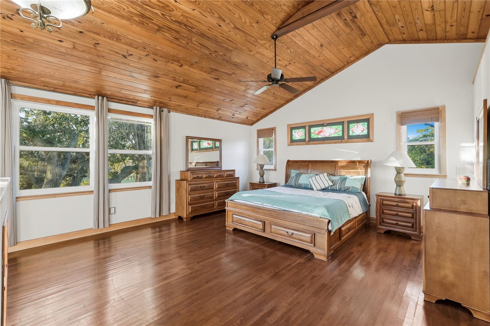 Listing photo id 13 for 7331 Demens Drive S