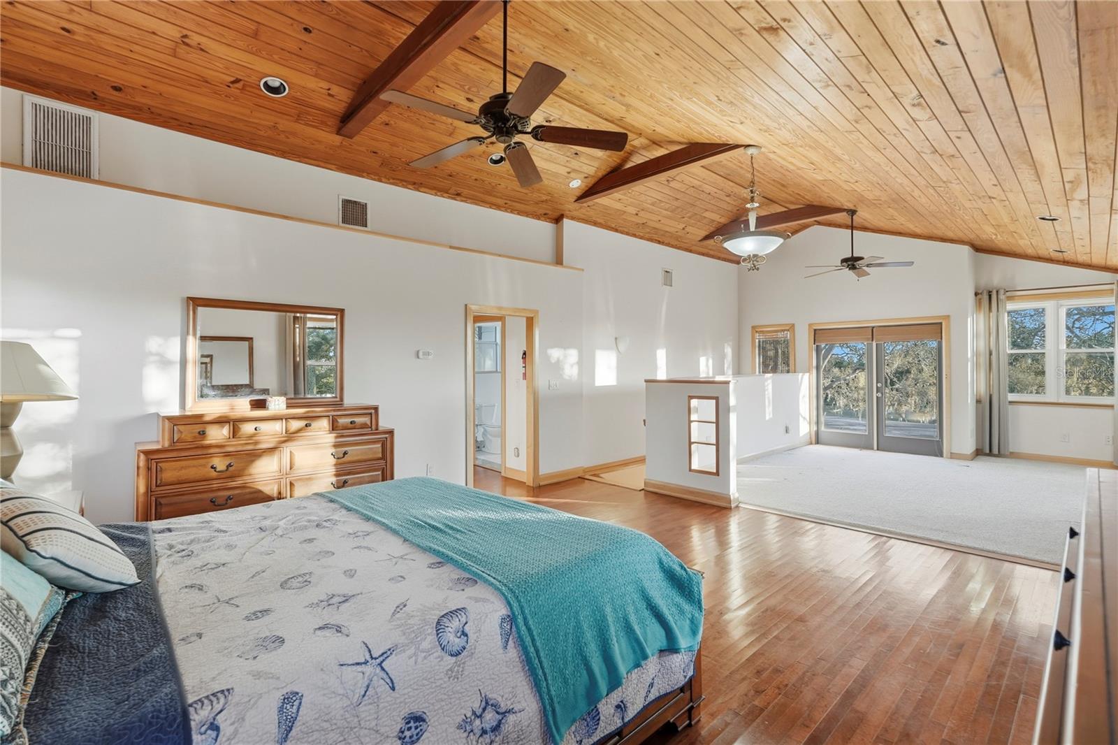 Listing photo id 14 for 7331 Demens Drive S