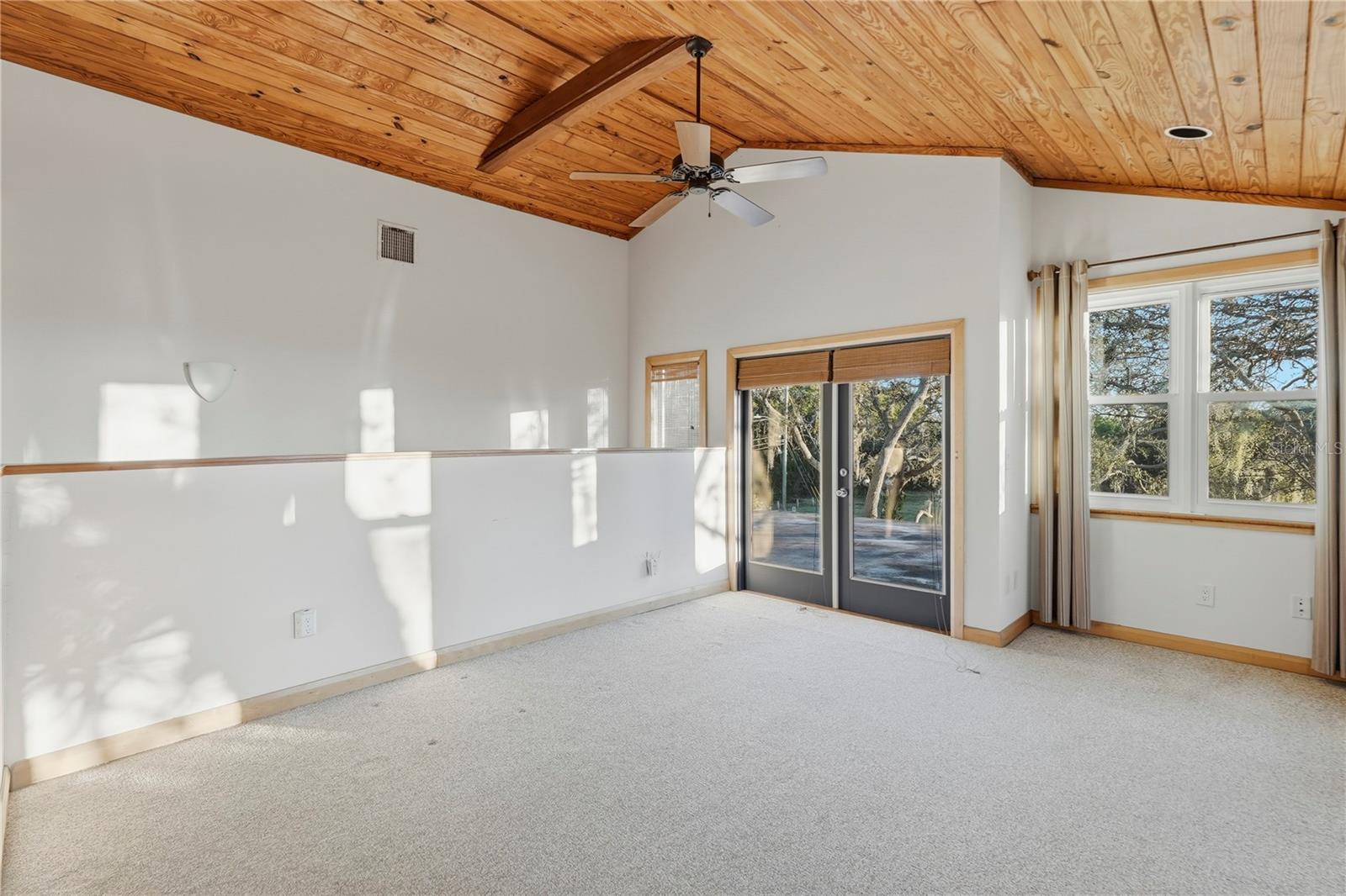 Listing photo id 15 for 7331 Demens Drive S