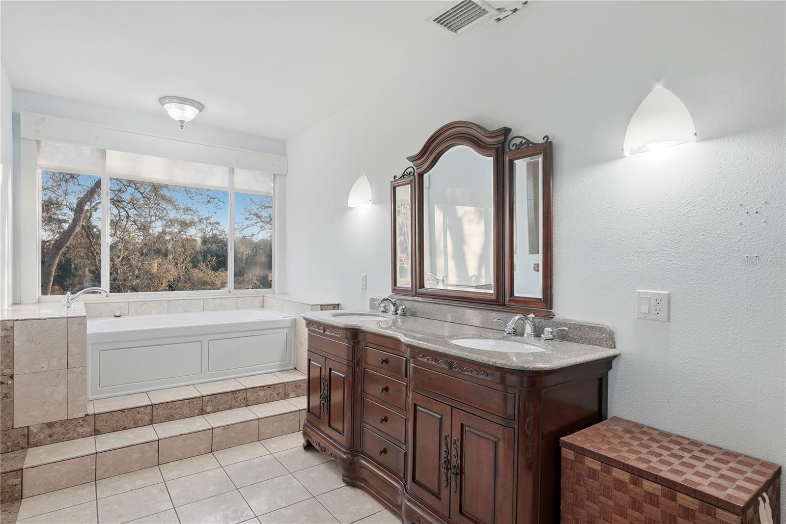 Listing photo id 17 for 7331 Demens Drive S