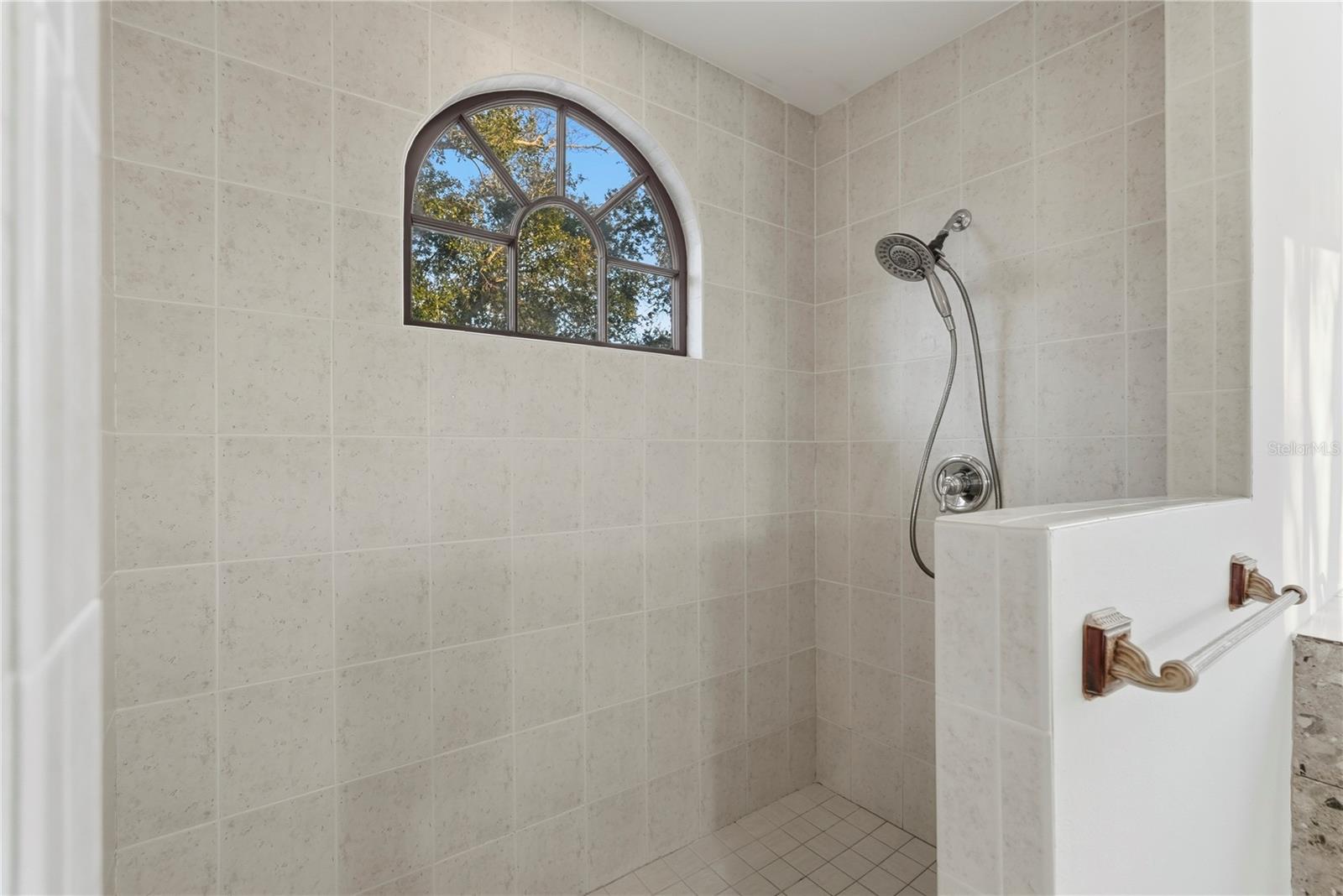 Listing photo id 18 for 7331 Demens Drive S