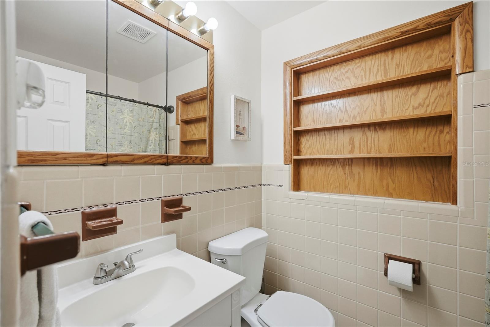 Listing photo id 23 for 7331 Demens Drive S