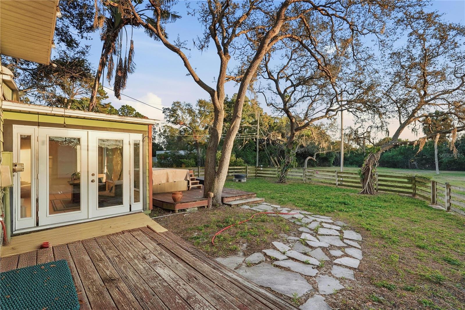 Listing photo id 27 for 7331 Demens Drive S