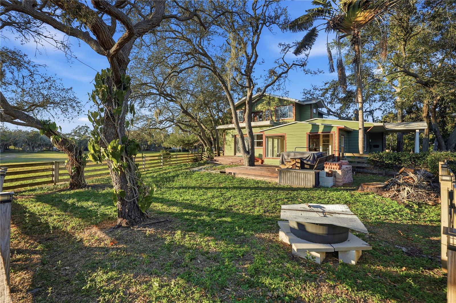 Listing photo id 4 for 7331 Demens Drive S