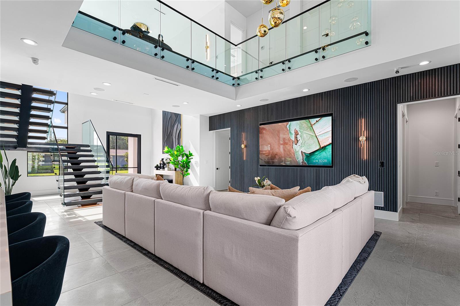 Image 11 of 34 For 2519 Riverside Drive