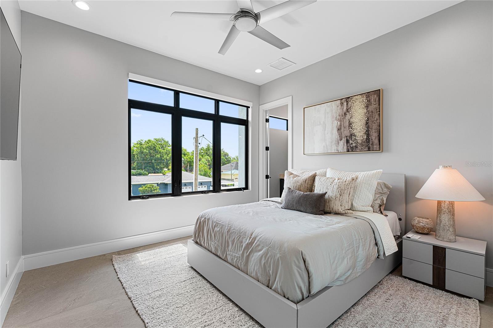 Image 24 of 34 For 2519 Riverside Drive