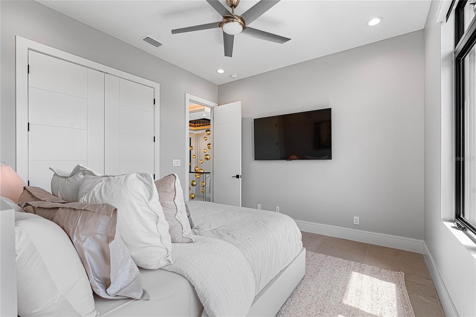 Image 26 of 34 For 2519 Riverside Drive