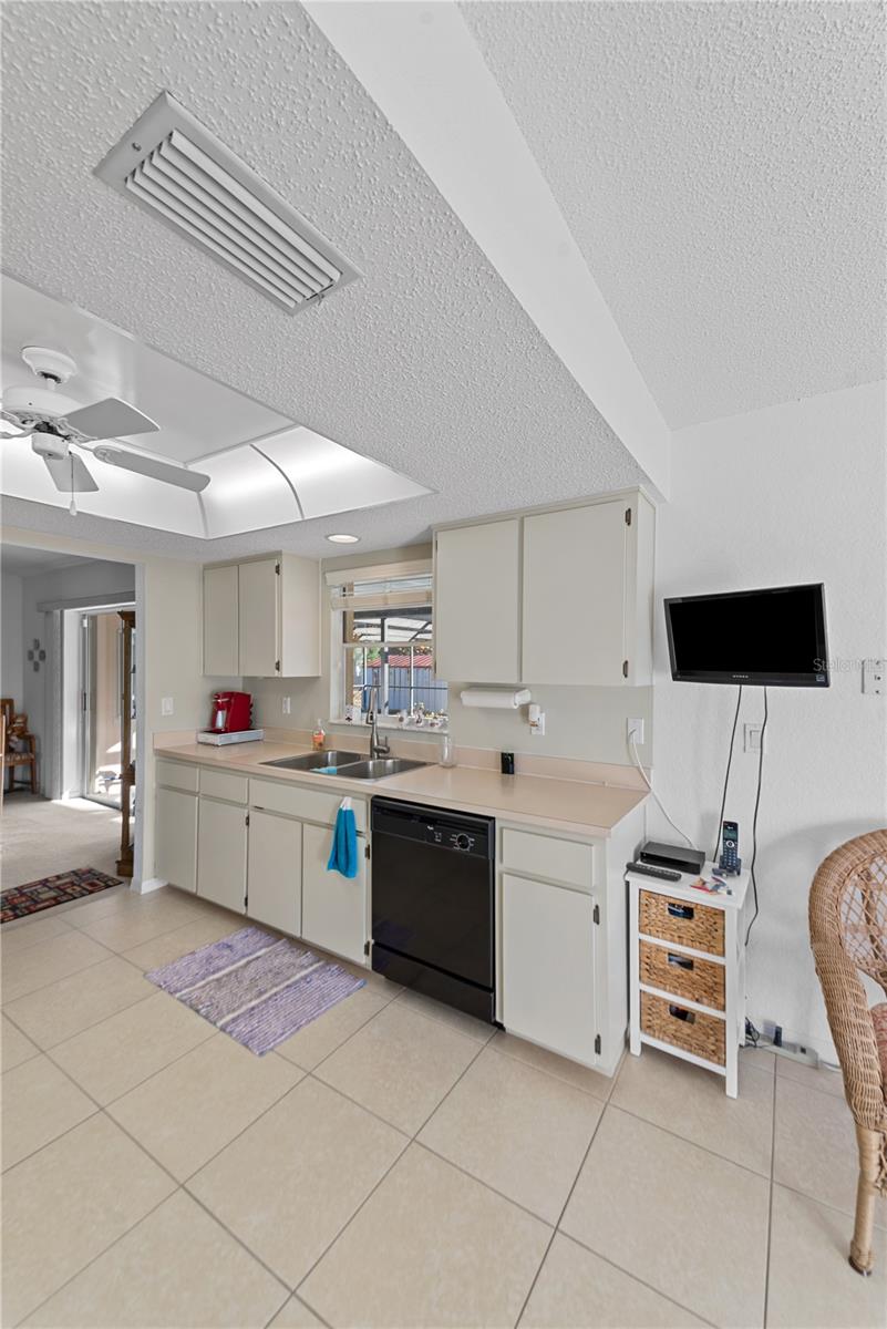 Image 14 of 64 For 9716 Pat Street