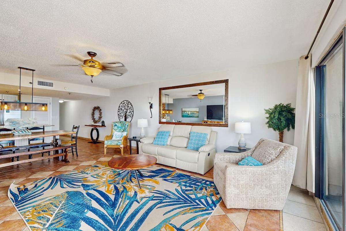 Listing photo id 8 for 19236 Gulf Boulevard 104