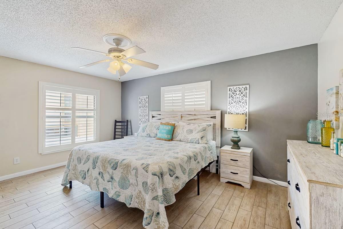 Listing photo id 9 for 19236 Gulf Boulevard 104