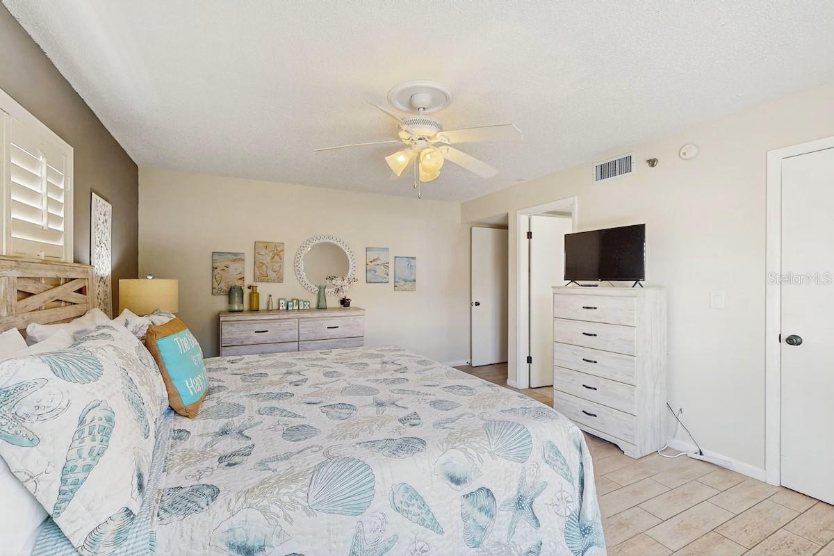 Listing photo id 10 for 19236 Gulf Boulevard 104