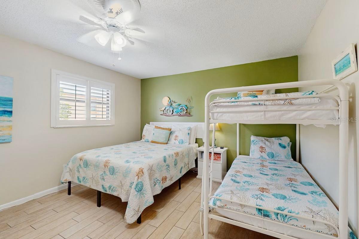 Listing photo id 11 for 19236 Gulf Boulevard 104