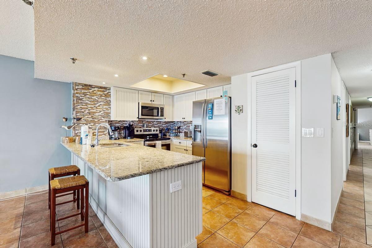 Listing photo id 12 for 19236 Gulf Boulevard 104