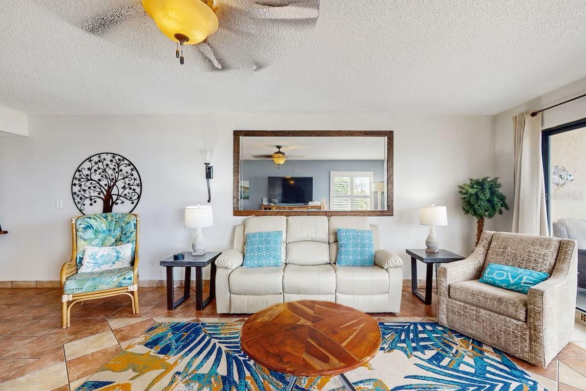 Listing photo id 3 for 19236 Gulf Boulevard 104