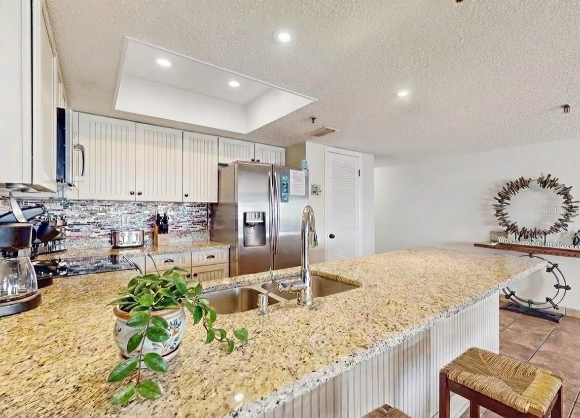 Listing photo id 4 for 19236 Gulf Boulevard 104