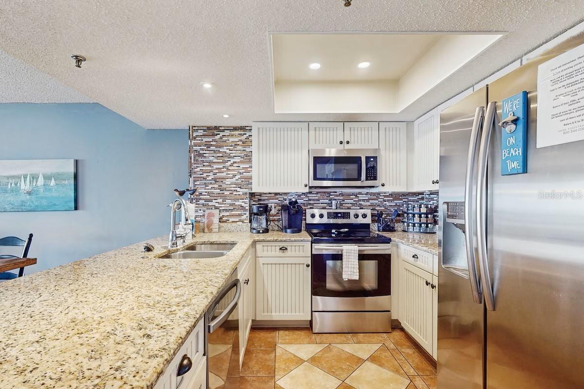 Listing photo id 5 for 19236 Gulf Boulevard 104