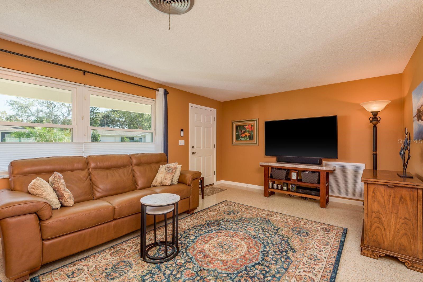 Listing photo id 8 for 2028 Douglas Avenue