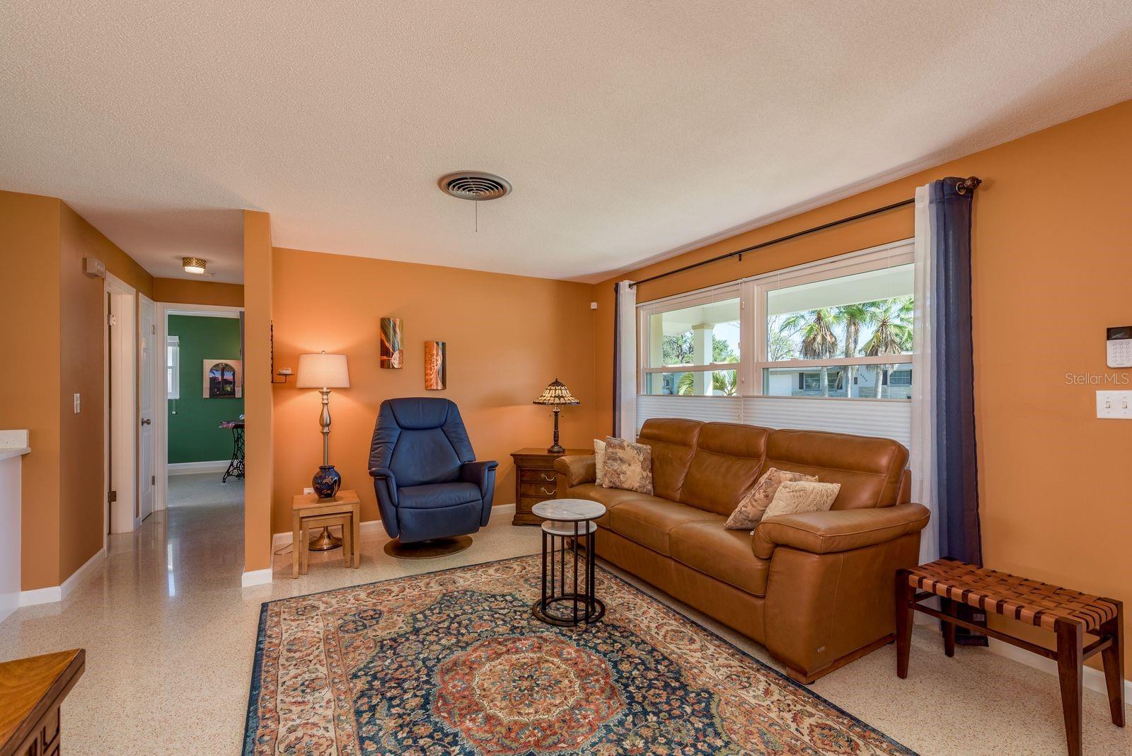 Listing photo id 9 for 2028 Douglas Avenue