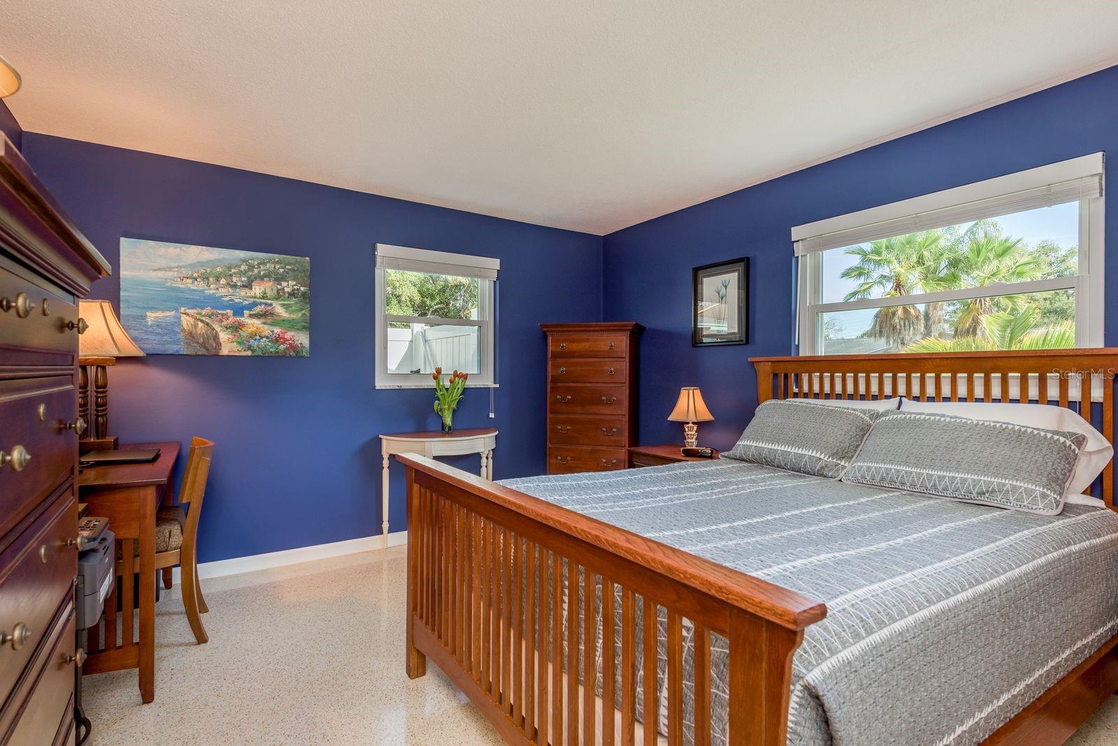 Listing photo id 10 for 2028 Douglas Avenue