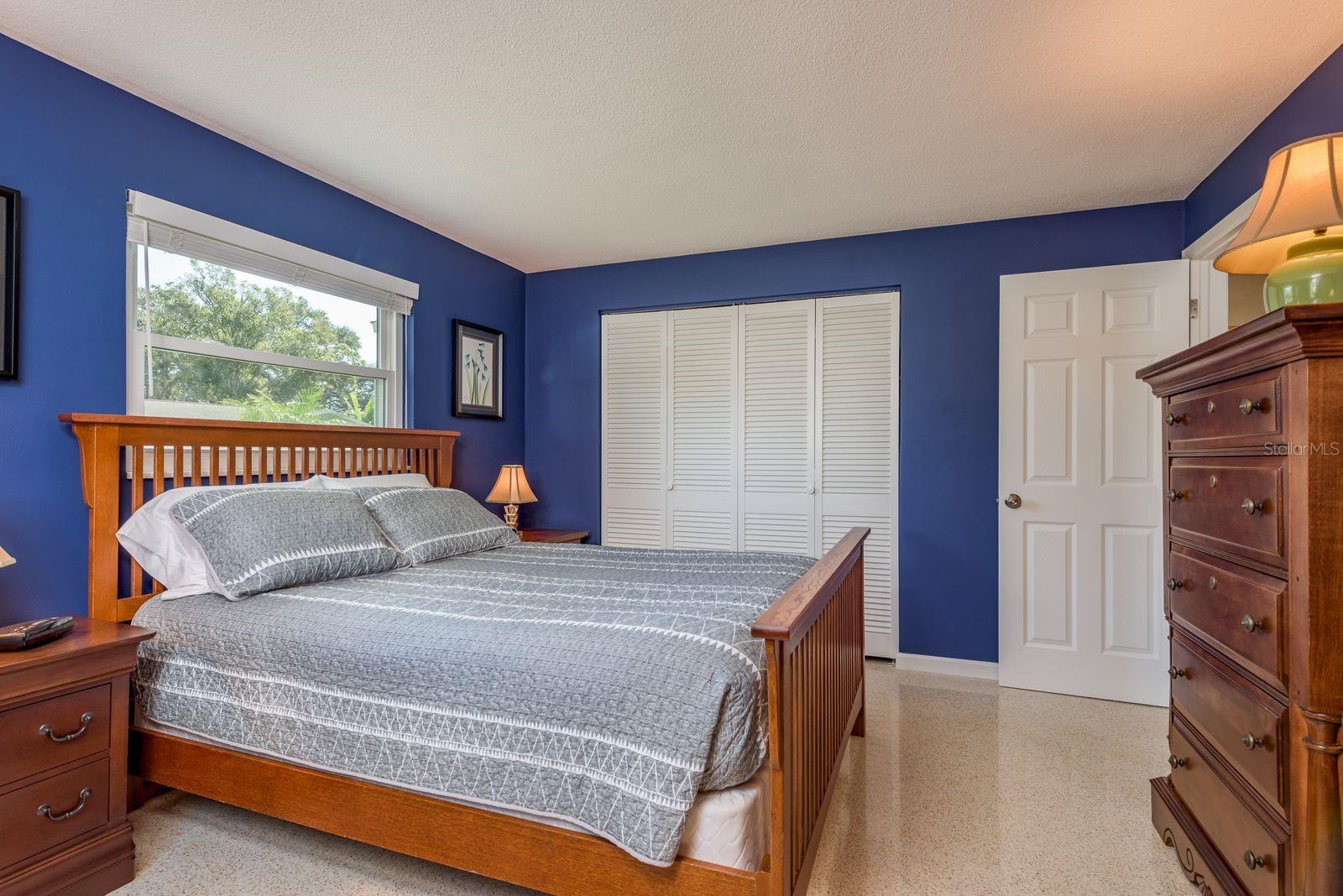 Listing photo id 11 for 2028 Douglas Avenue