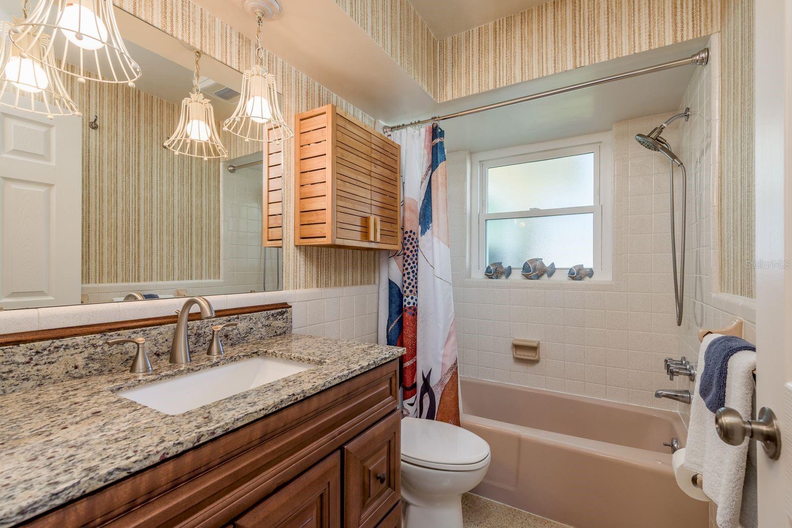 Listing photo id 12 for 2028 Douglas Avenue