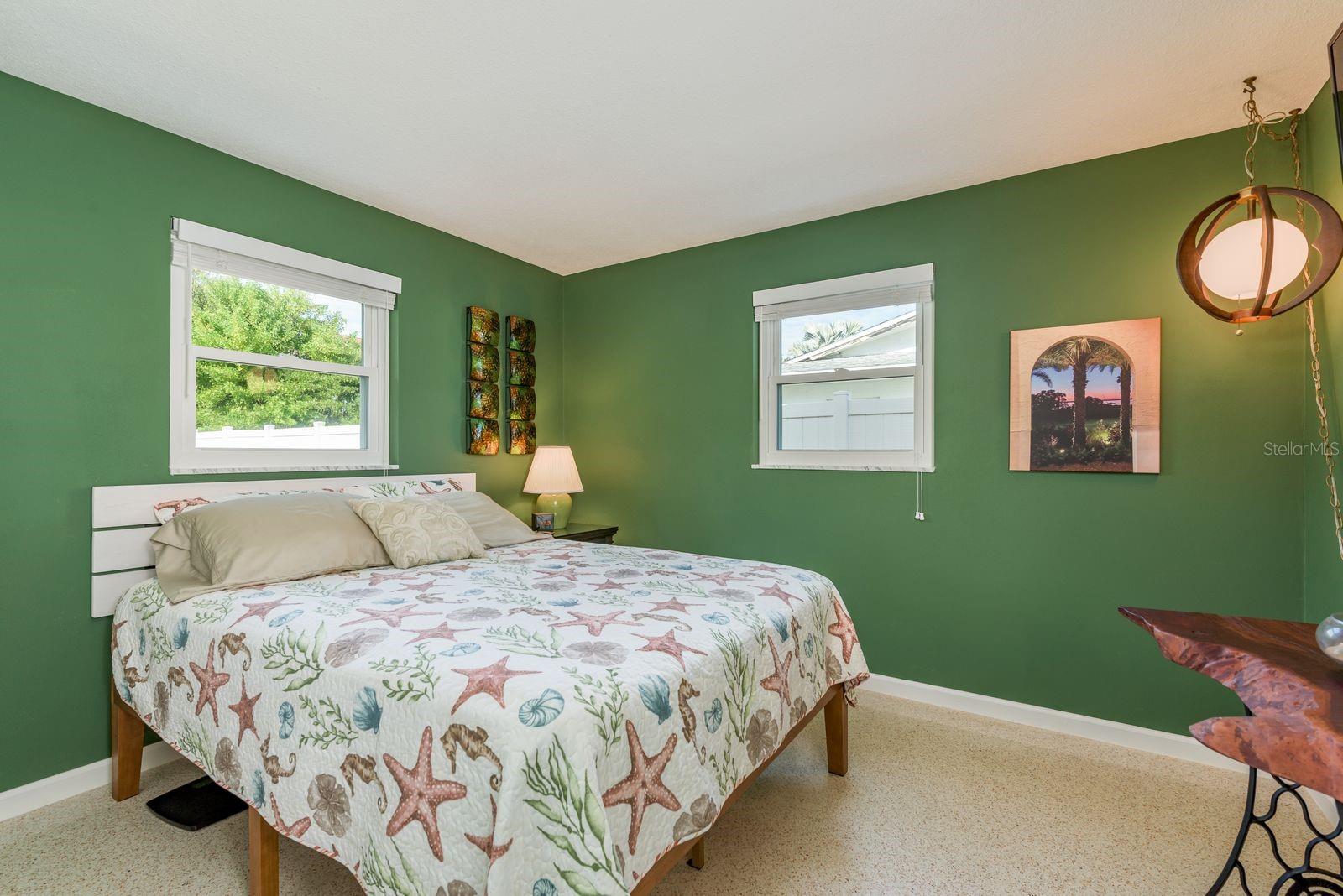 Listing photo id 13 for 2028 Douglas Avenue