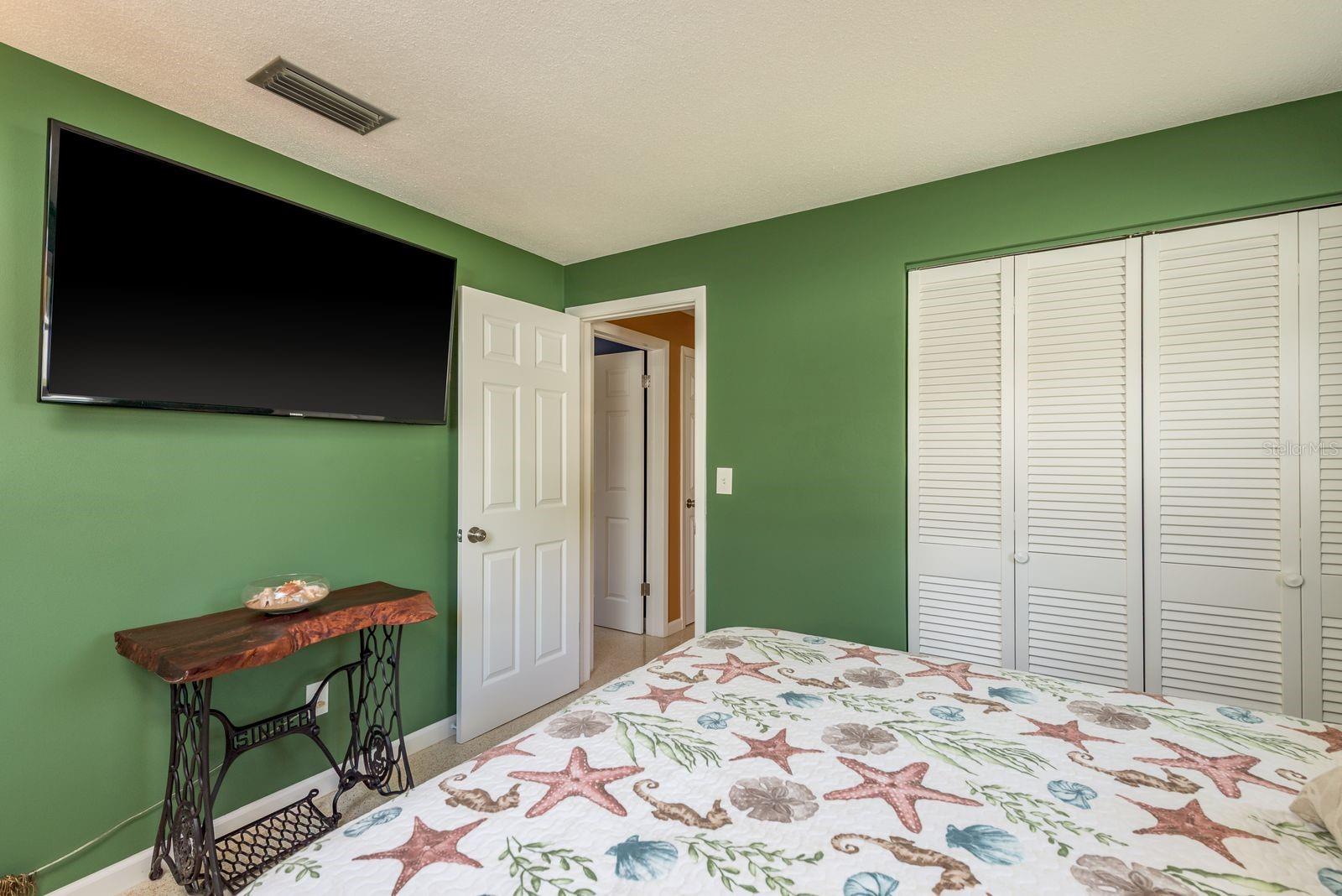 Listing photo id 14 for 2028 Douglas Avenue