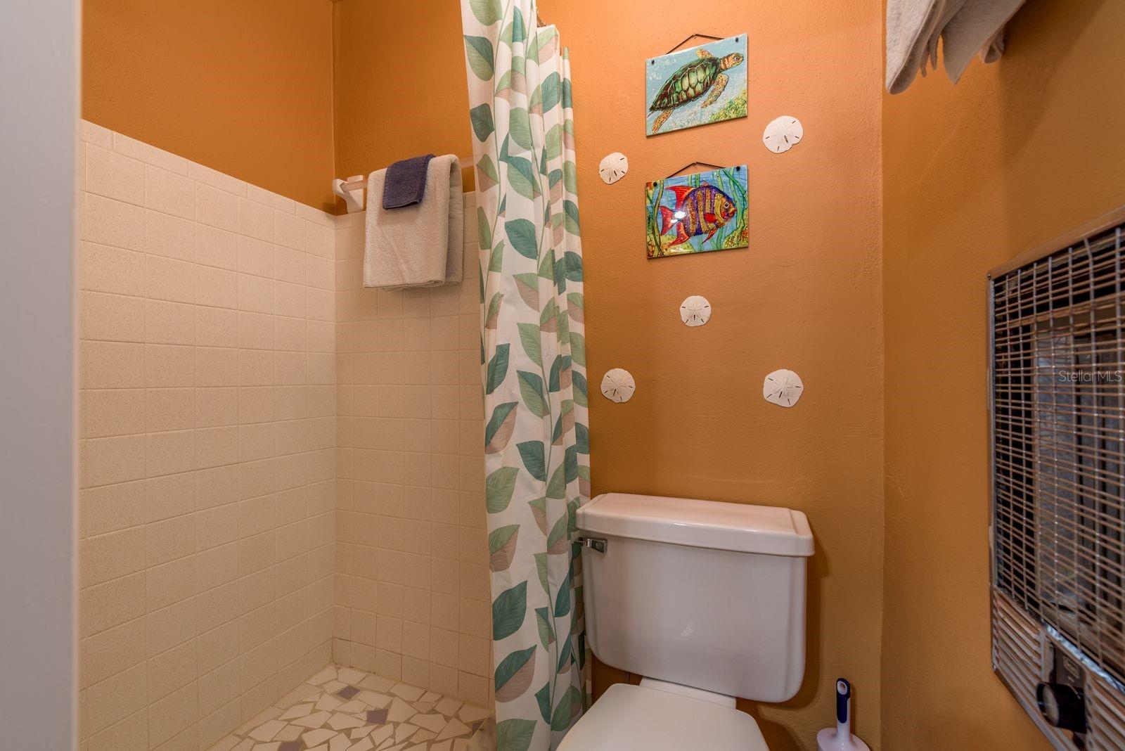 Listing photo id 15 for 2028 Douglas Avenue