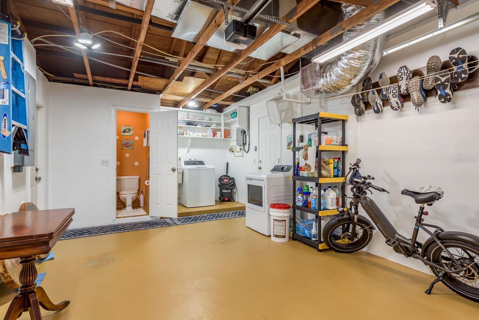 Listing photo id 16 for 2028 Douglas Avenue