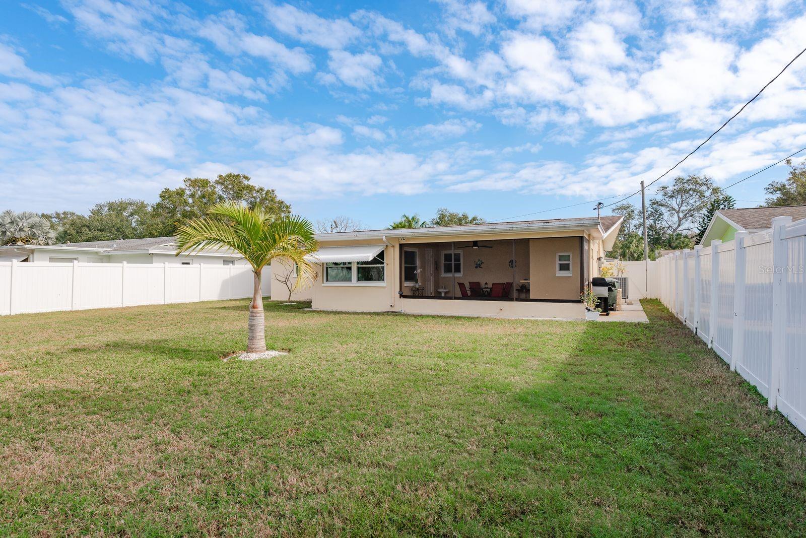 Listing photo id 19 for 2028 Douglas Avenue