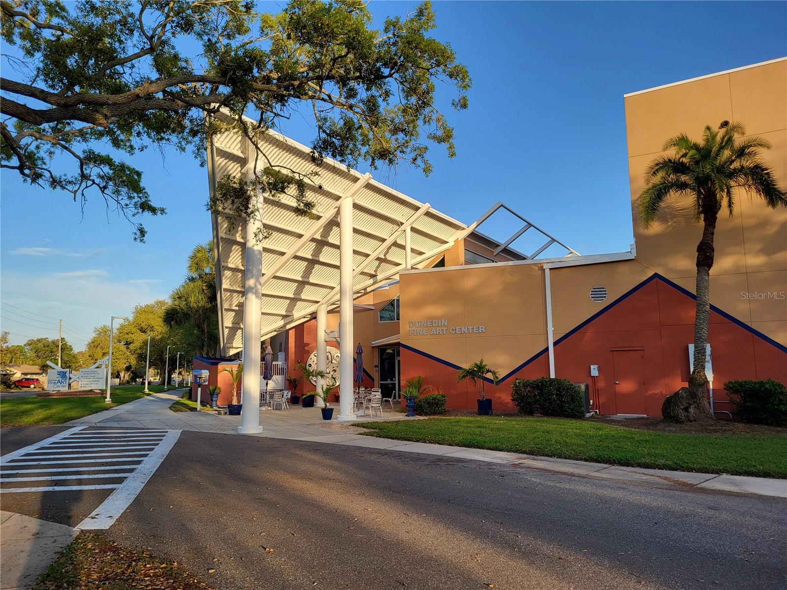 Listing photo id 25 for 2028 Douglas Avenue