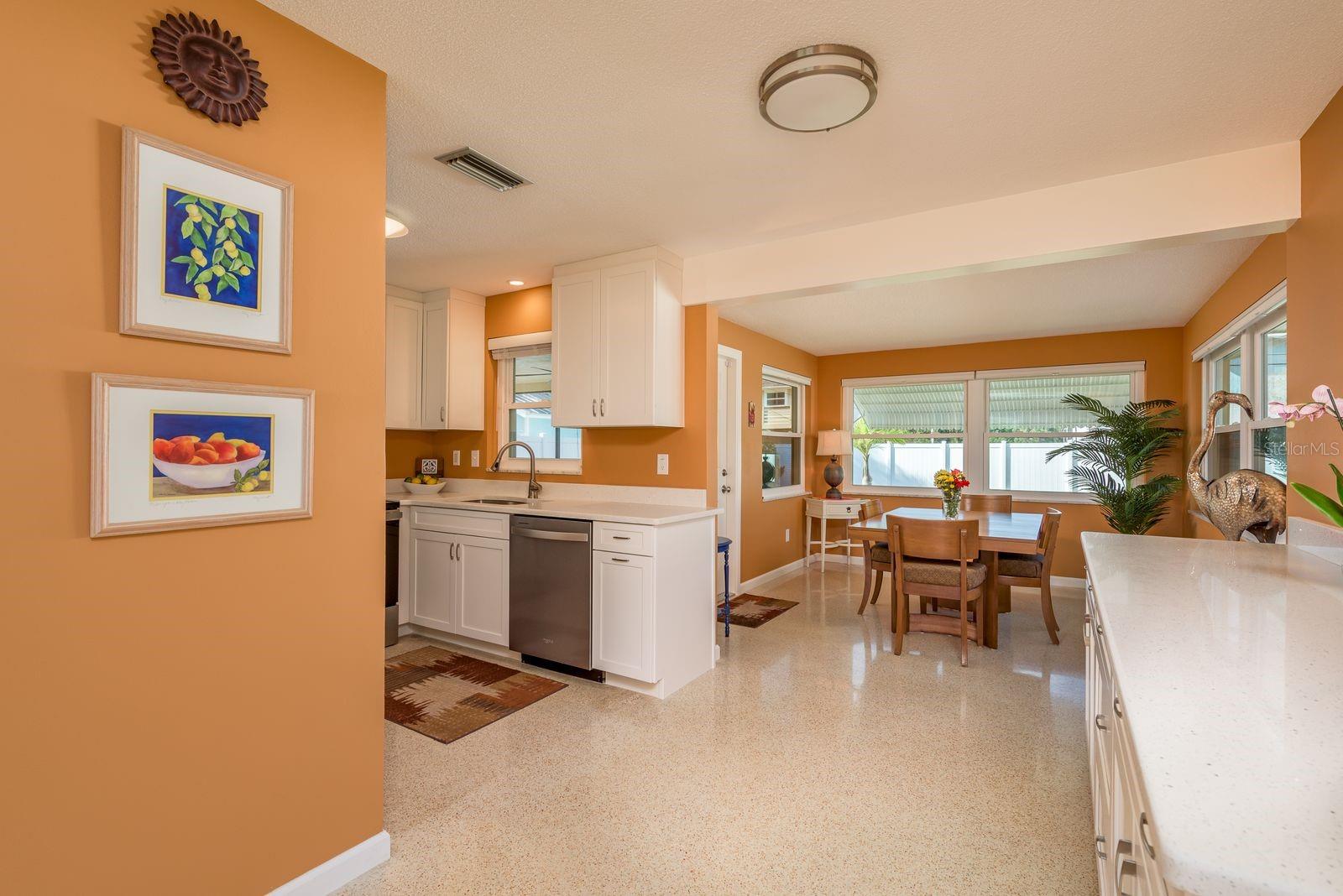 Listing photo id 1 for 2028 Douglas Avenue