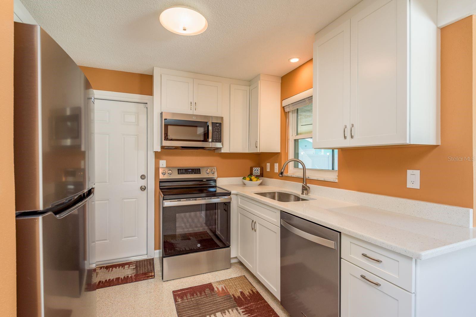 Listing photo id 2 for 2028 Douglas Avenue