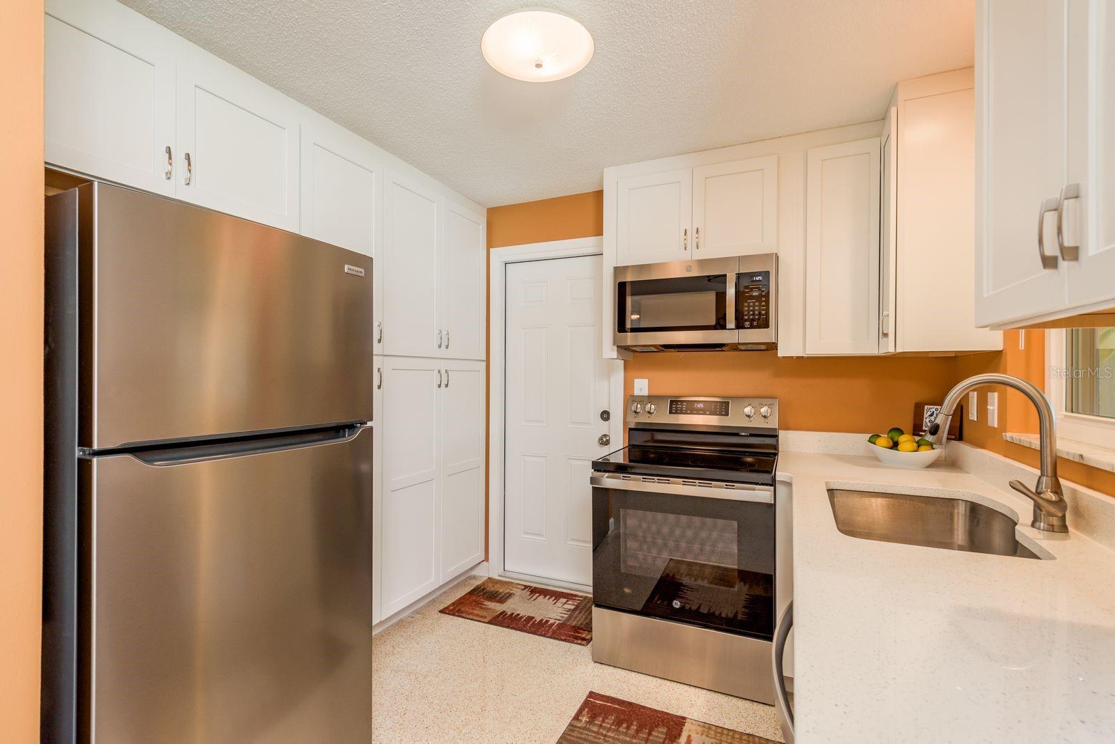 Listing photo id 3 for 2028 Douglas Avenue