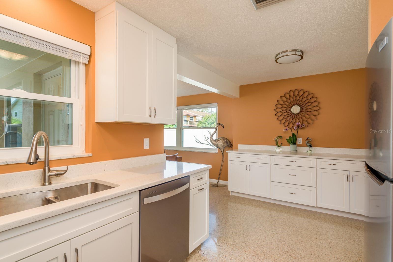 Listing photo id 4 for 2028 Douglas Avenue