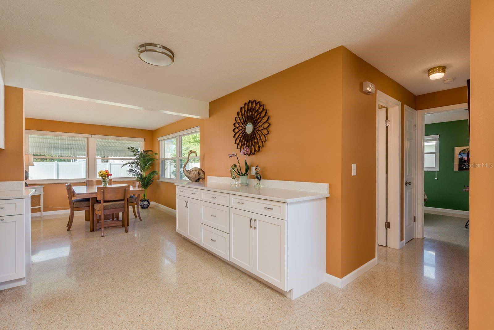 Listing photo id 5 for 2028 Douglas Avenue