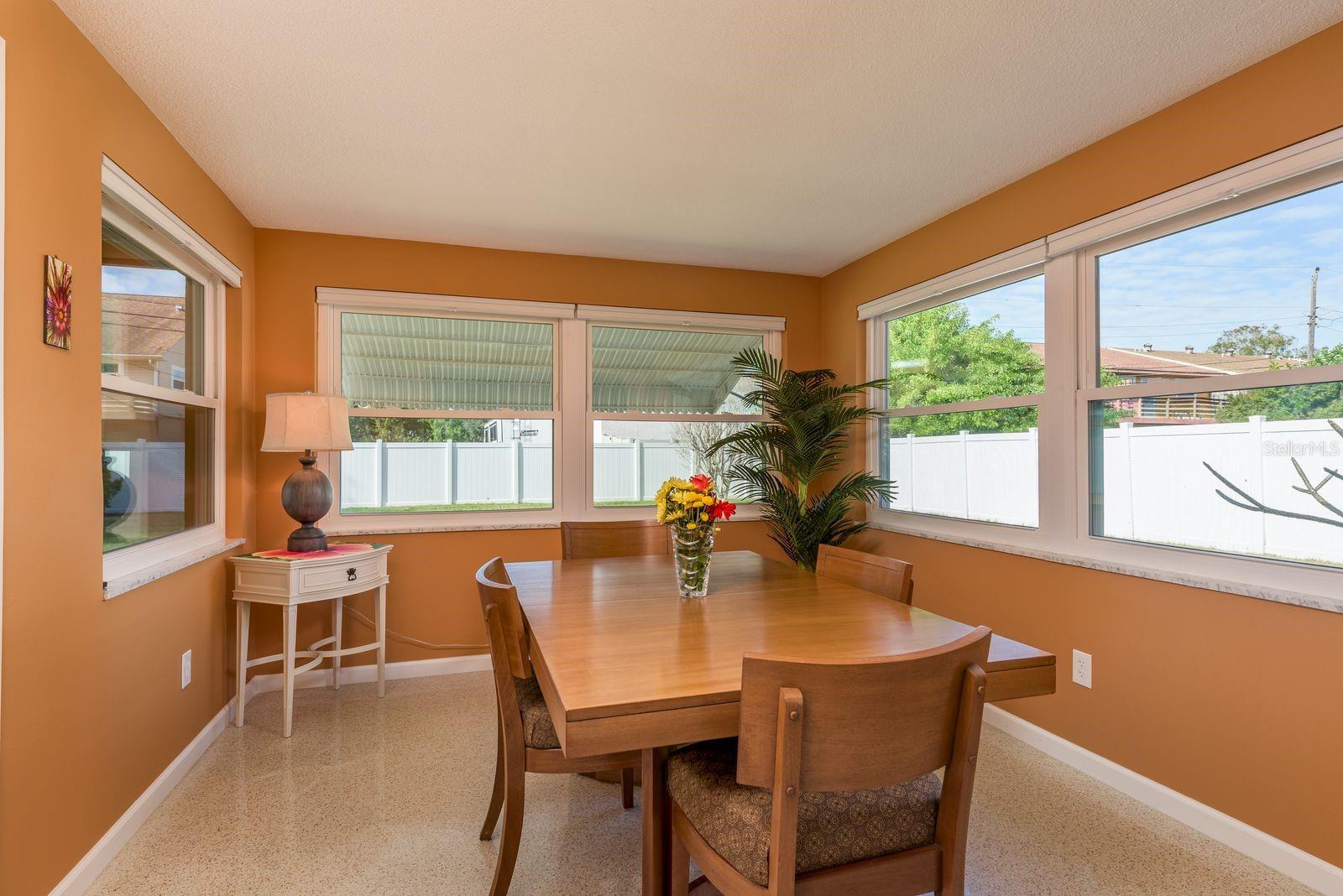 Listing photo id 6 for 2028 Douglas Avenue