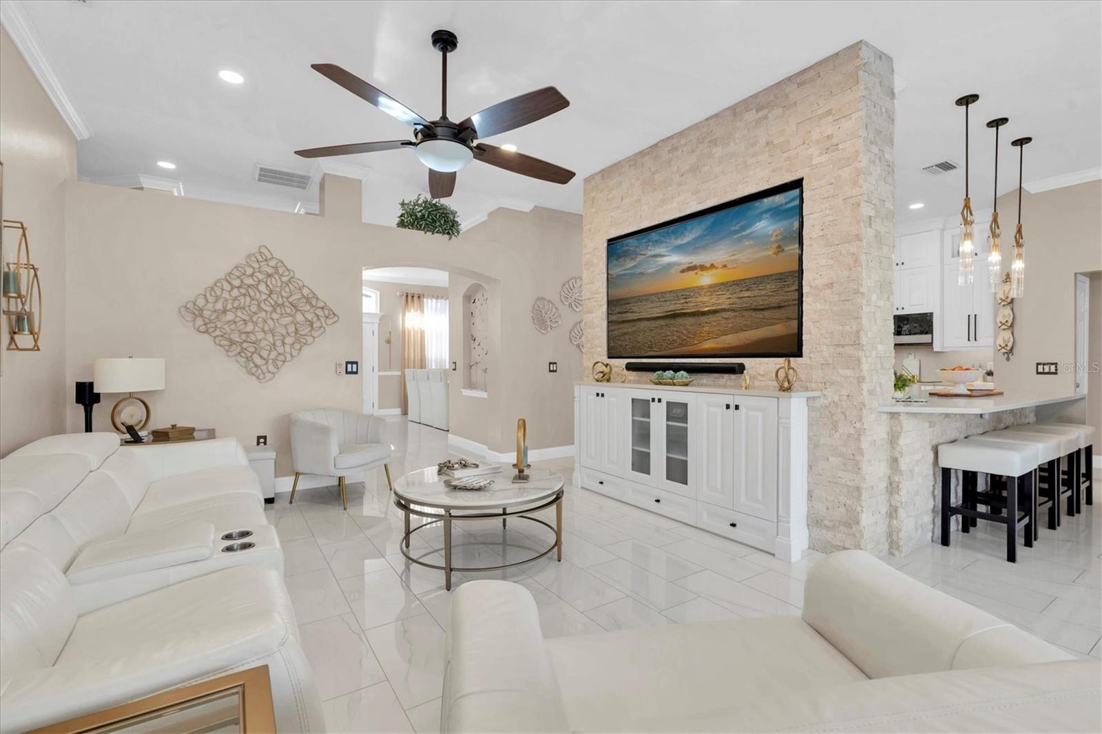 Listing photo id 11 for 2718 Brianholly Drive