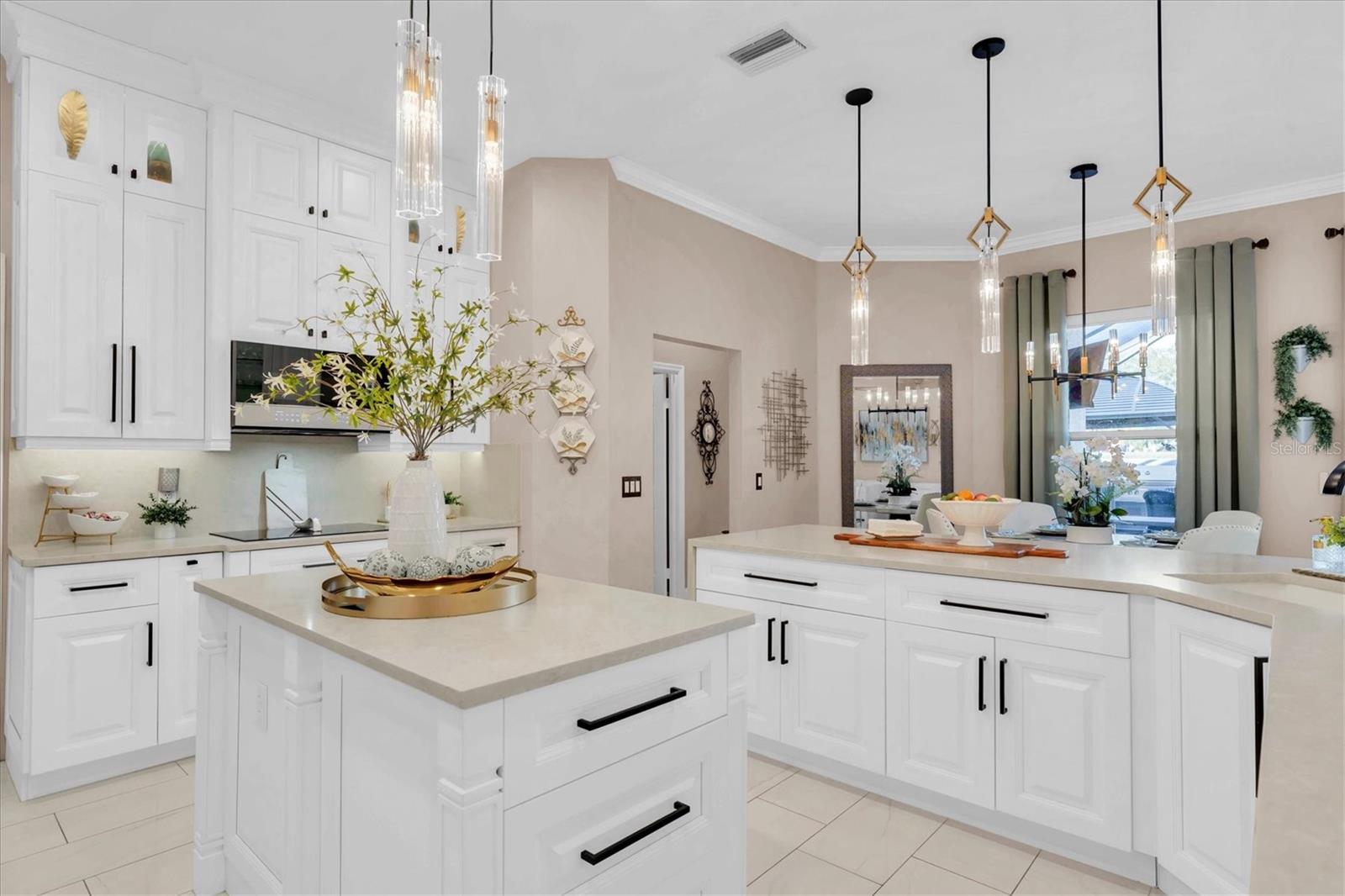 Listing photo id 15 for 2718 Brianholly Drive