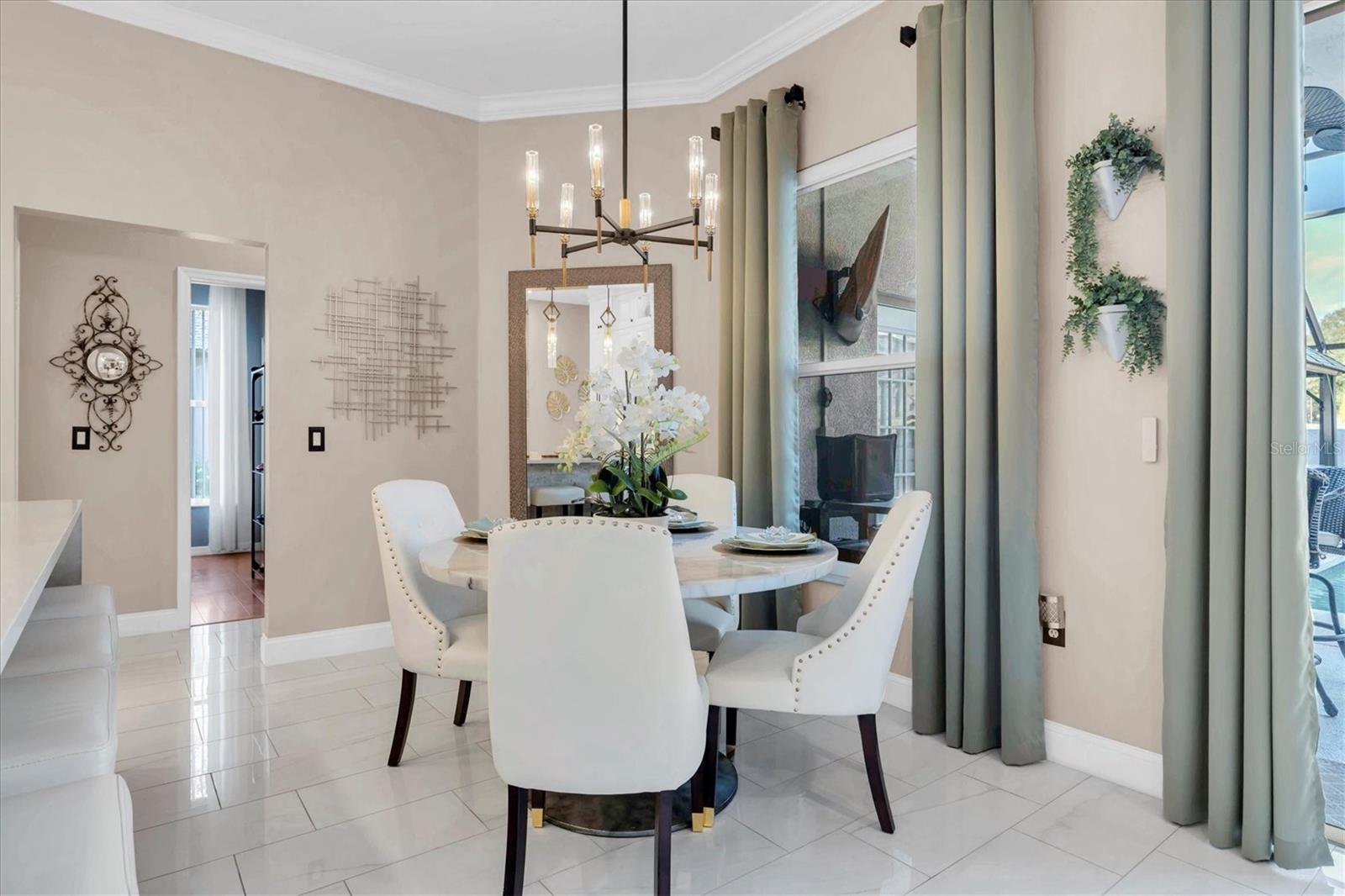 Listing photo id 16 for 2718 Brianholly Drive