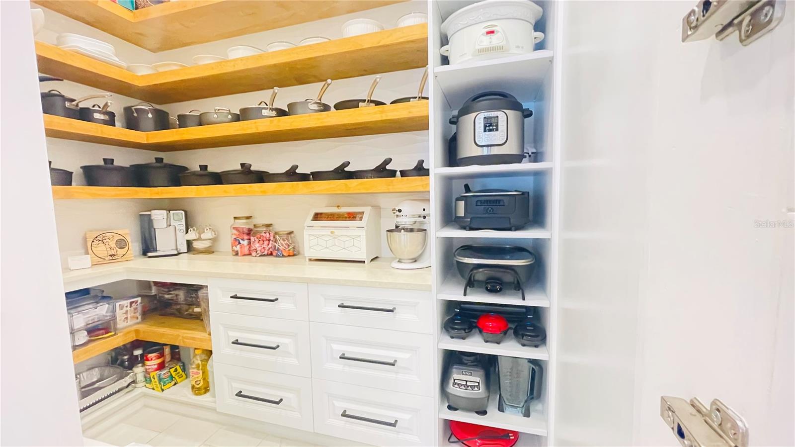 Listing photo id 19 for 2718 Brianholly Drive