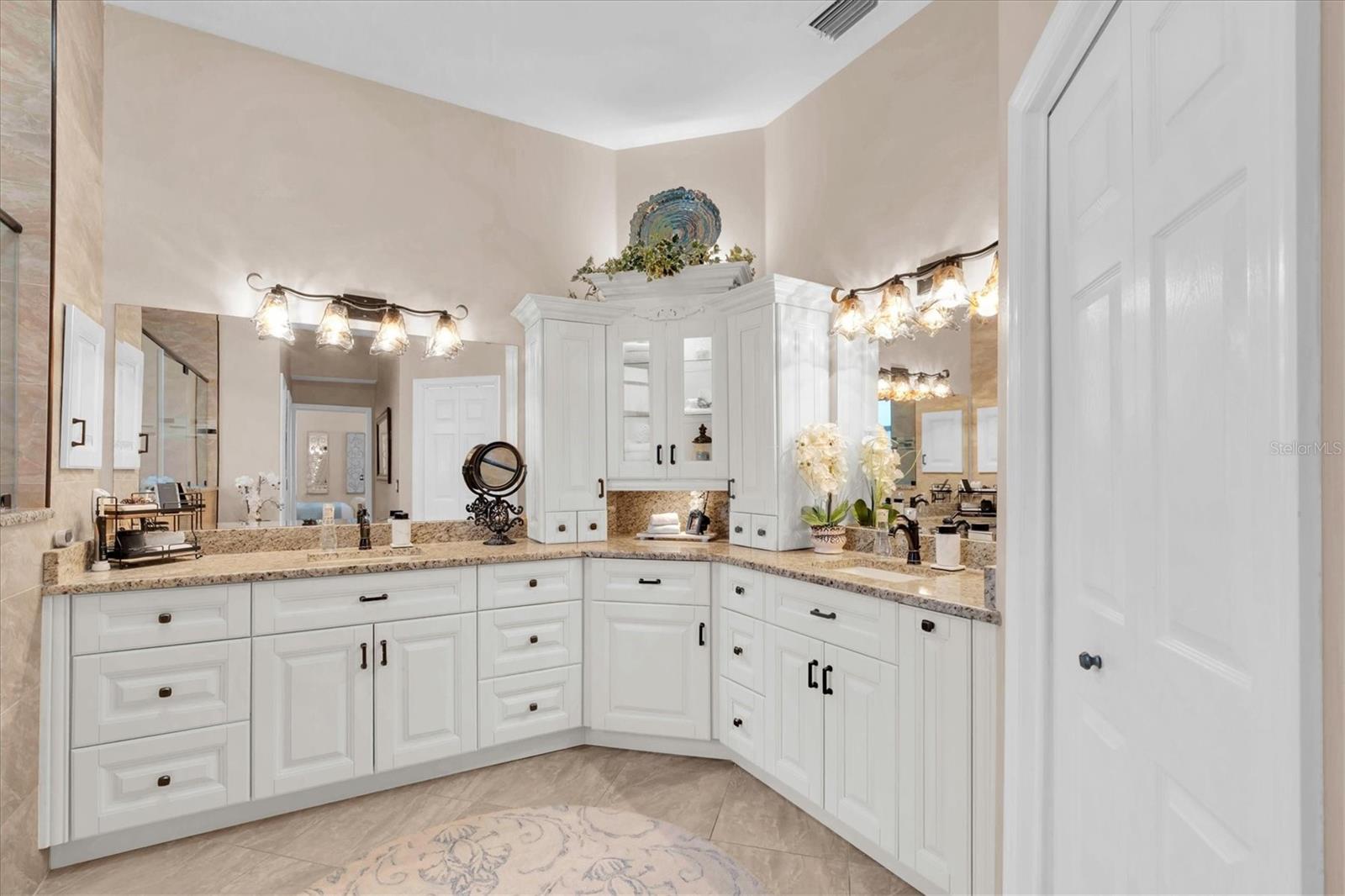 Listing photo id 23 for 2718 Brianholly Drive