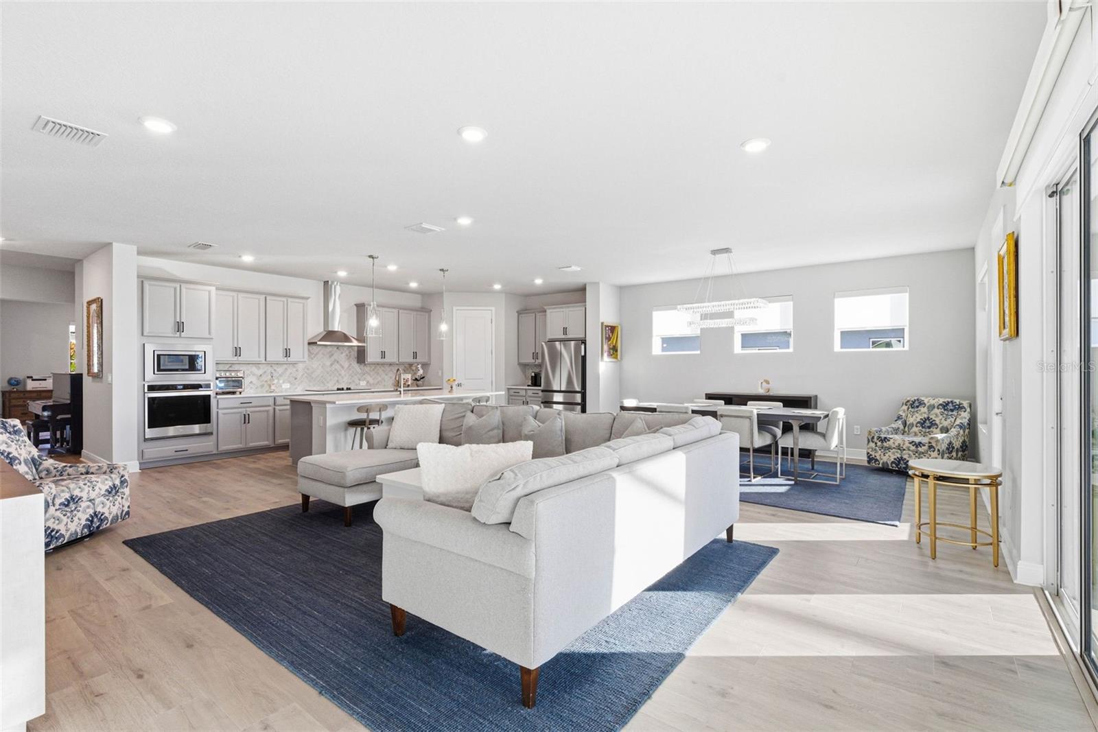 Image 33 of 77 For 12889 Oak Street