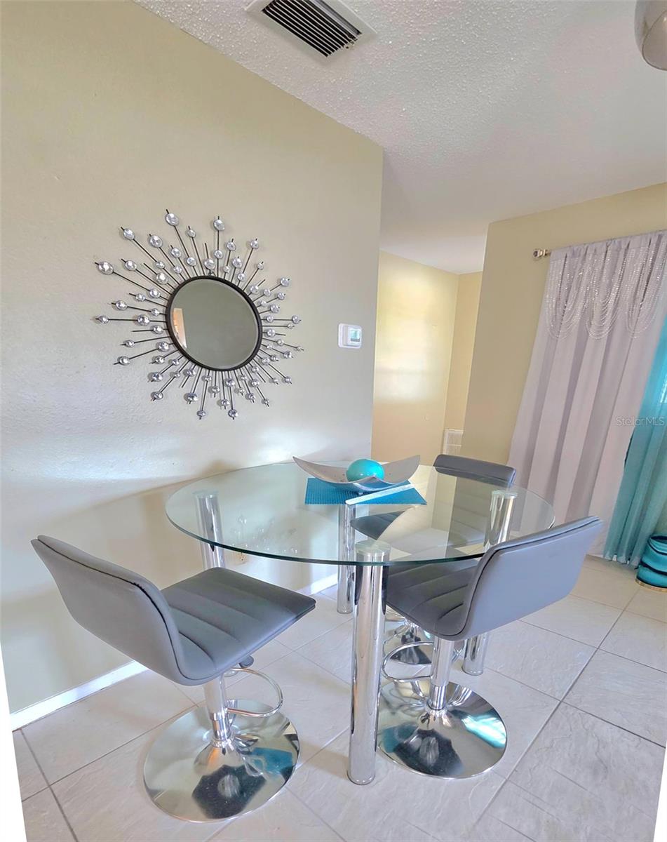 Image 5 of 13 For 9907 Dahlia Street N