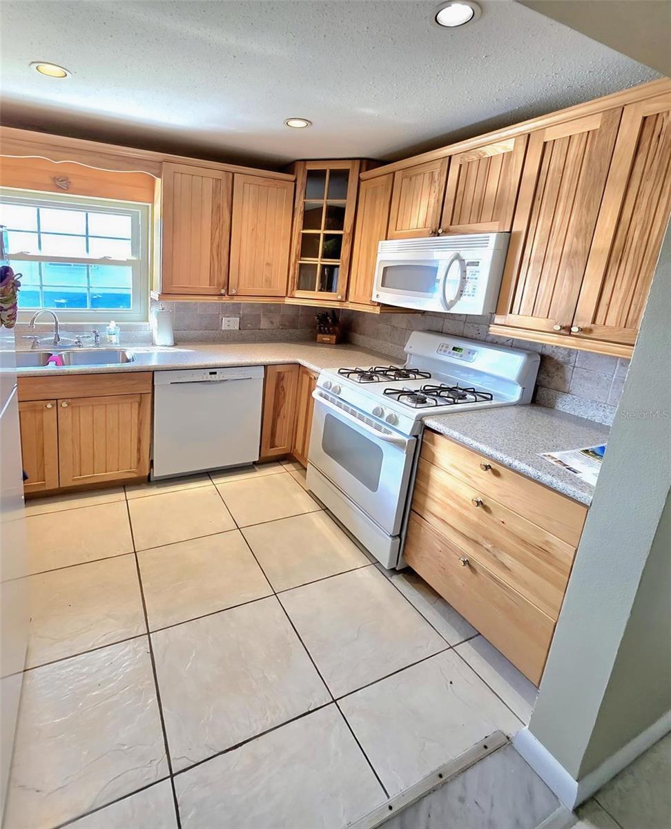 Image 6 of 13 For 9907 Dahlia Street N