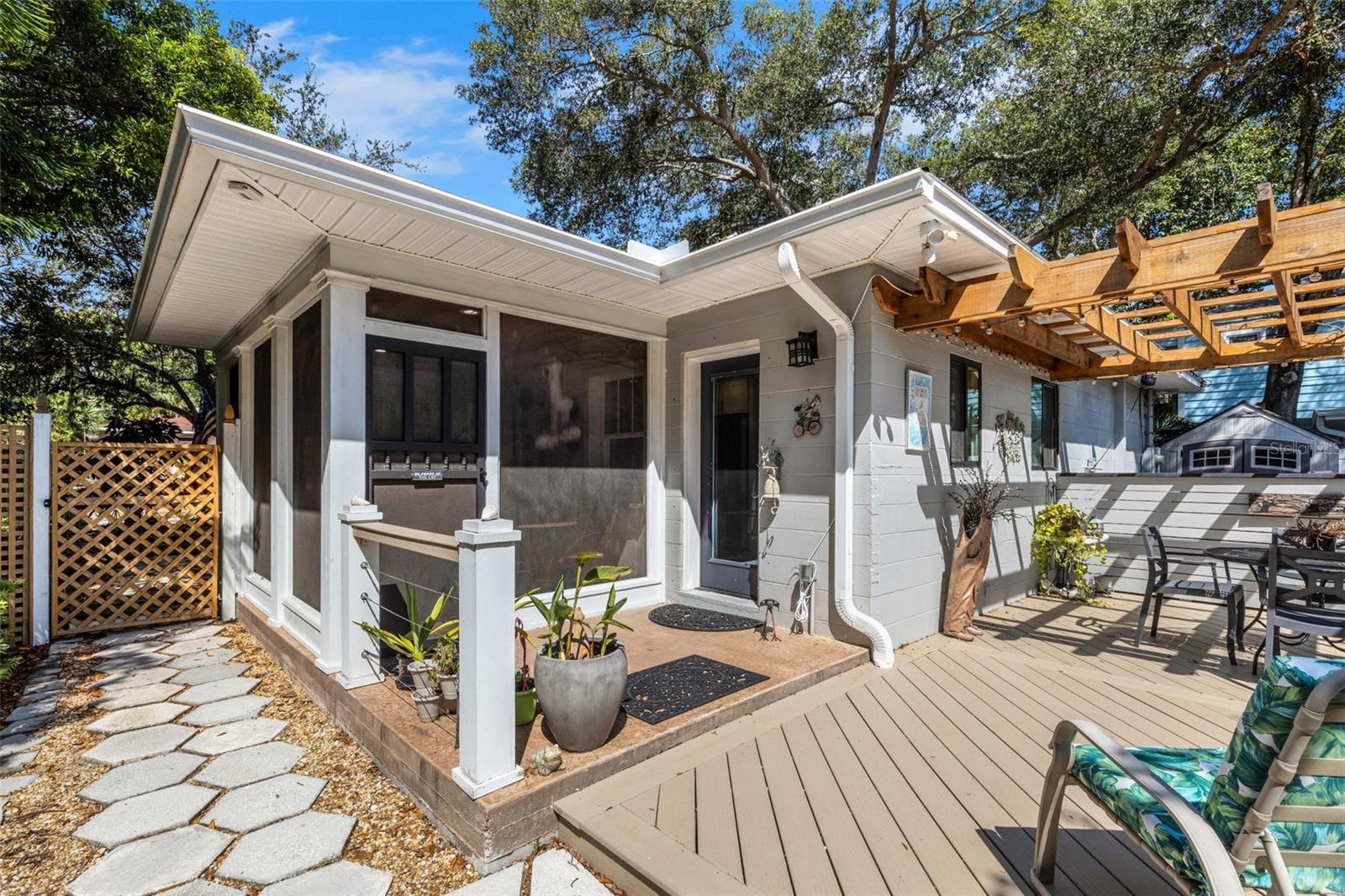 Listing photo id 10 for 3026 51st Street S