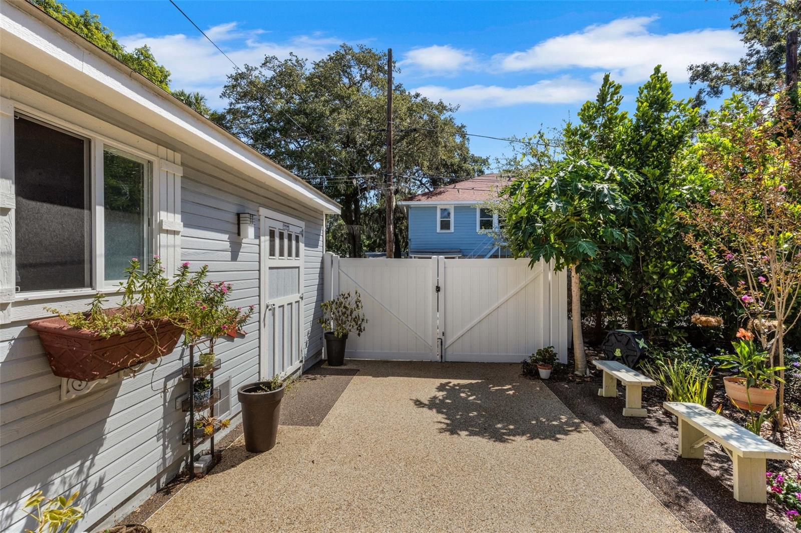 Listing photo id 13 for 3026 51st Street S